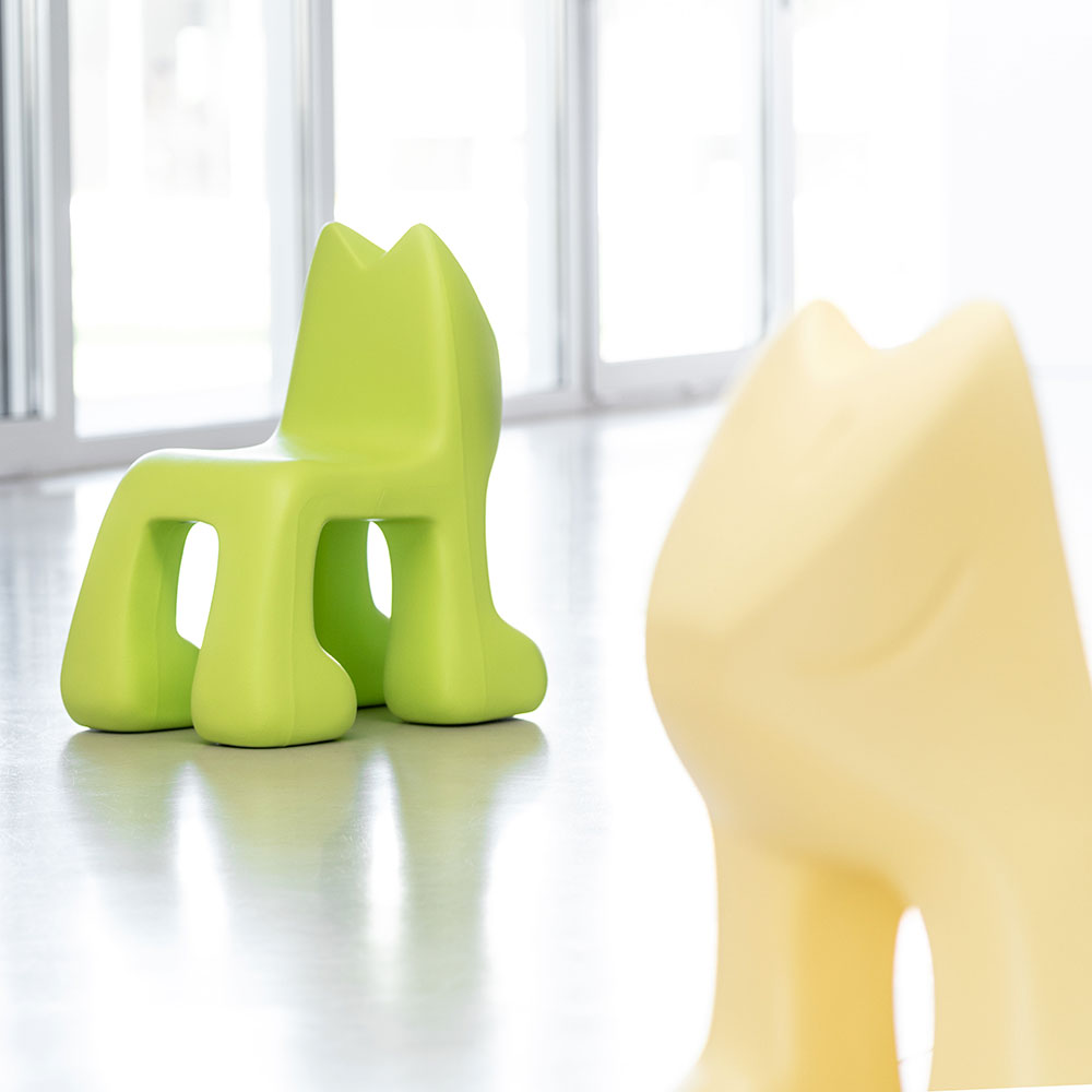 Magis_kids_julian_children_chair_ambient_mono_MT20_light_green_light_yellow_01_hr