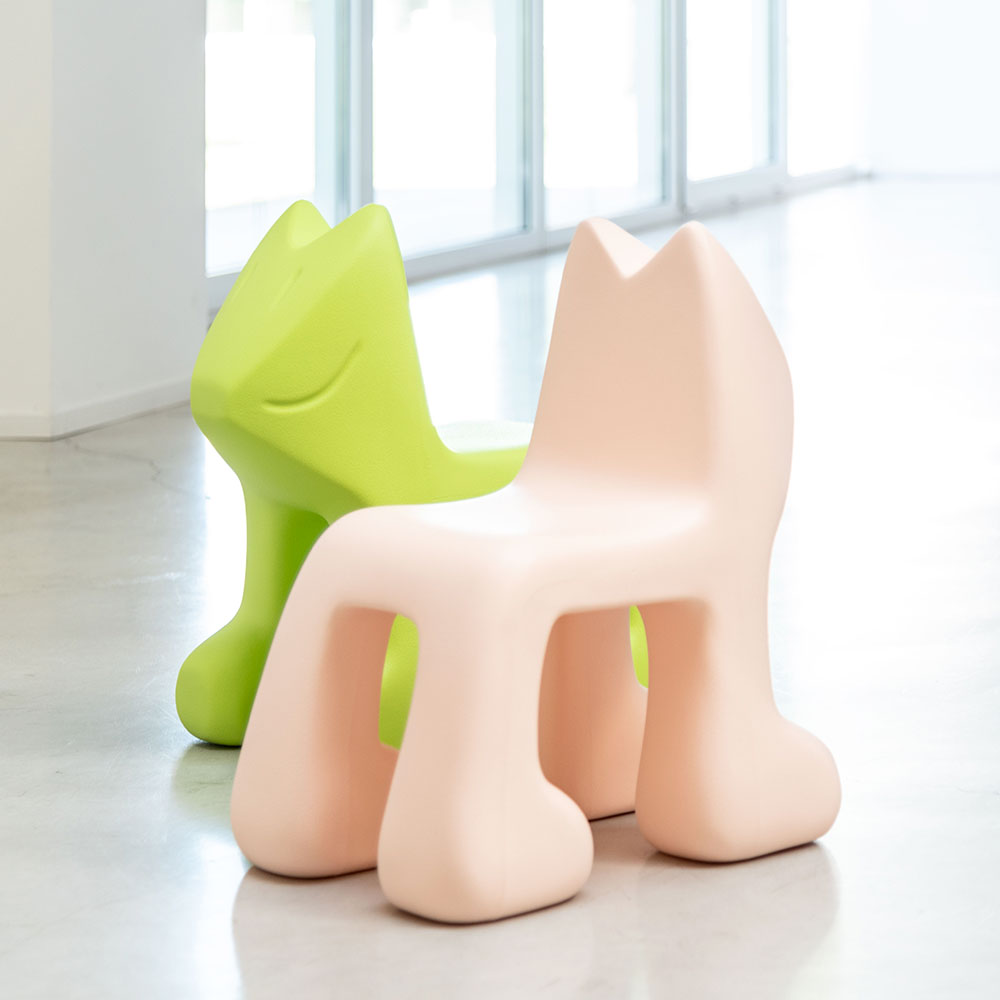 Magis_kids_julian_children_chair_ambient_mono_MT20_light_green_pink_01_hr