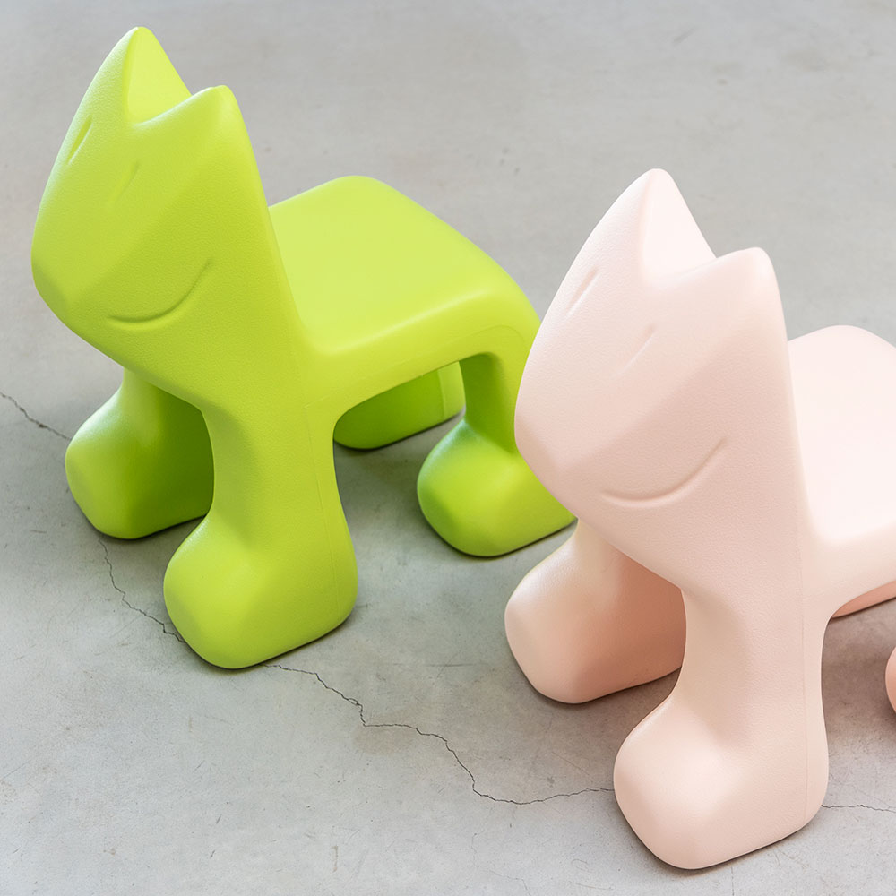 Magis_kids_julian_children_chair_ambient_mono_MT20_light_green_pink_02_hr
