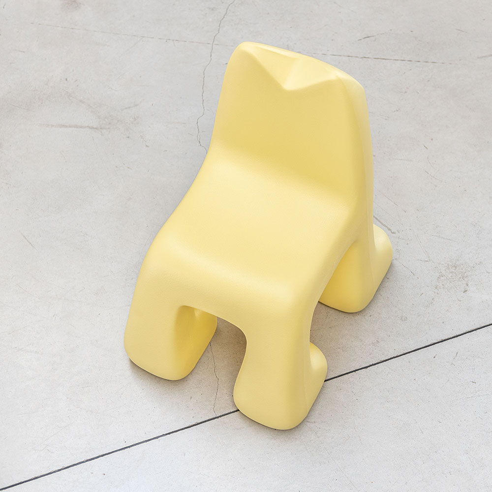 Magis_kids_julian_children_chair_ambient_mono_MT20_light_yellow_01_hr