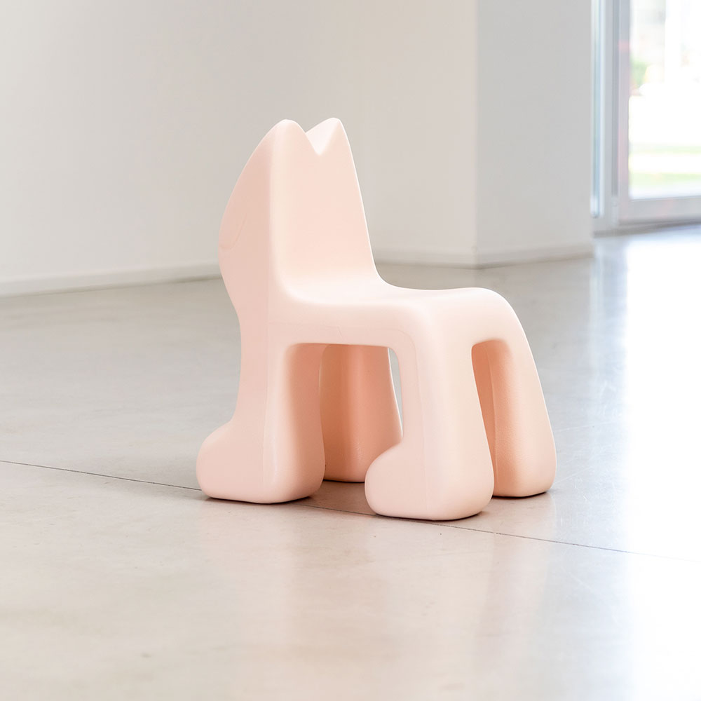Magis_kids_julian_children_chair_ambient_mono_MT20_pink_01_hr