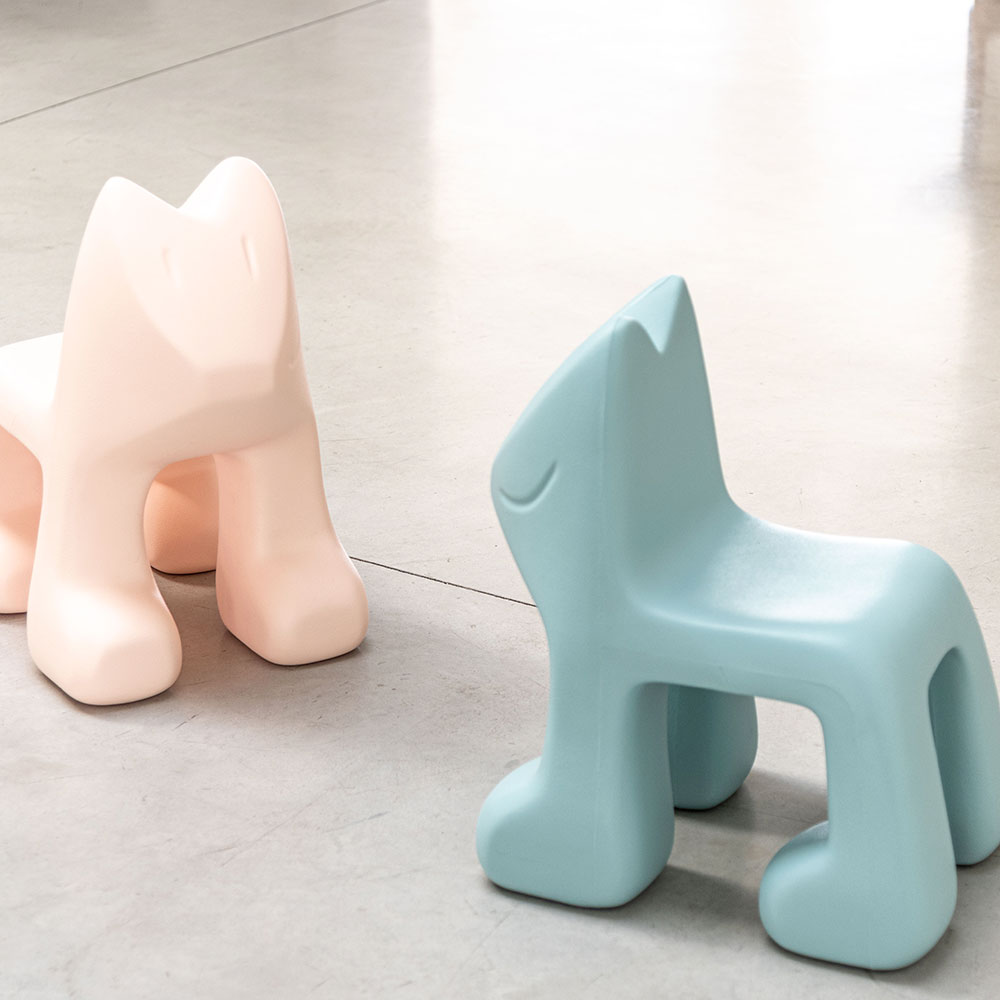 Magis_kids_julian_children_chair_ambient_mono_MT20_pink_turquoise_01_hr