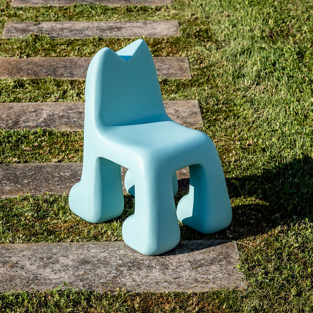 Magis_kids_julian_children_chair_ambient_mono_MT20_turquoise_outdoor_03_hr